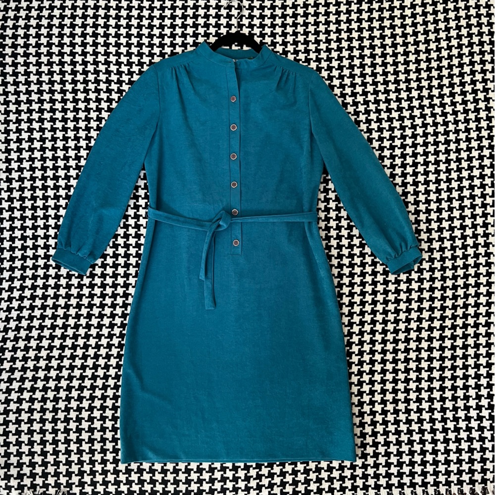 Vintage 60s long sleeve crew neck mini dress with buttons. Small.